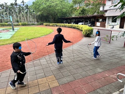 學生在健康中心外跳繩圖片
