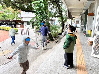 學生在健康中心外跳繩圖片