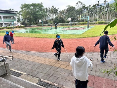 學生在健康中心外跳繩圖片